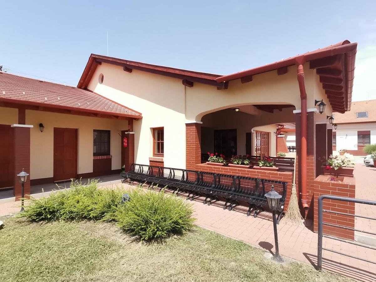 Kamilla Panzió és Rendezvényház Balmazujvaros Exterior foto